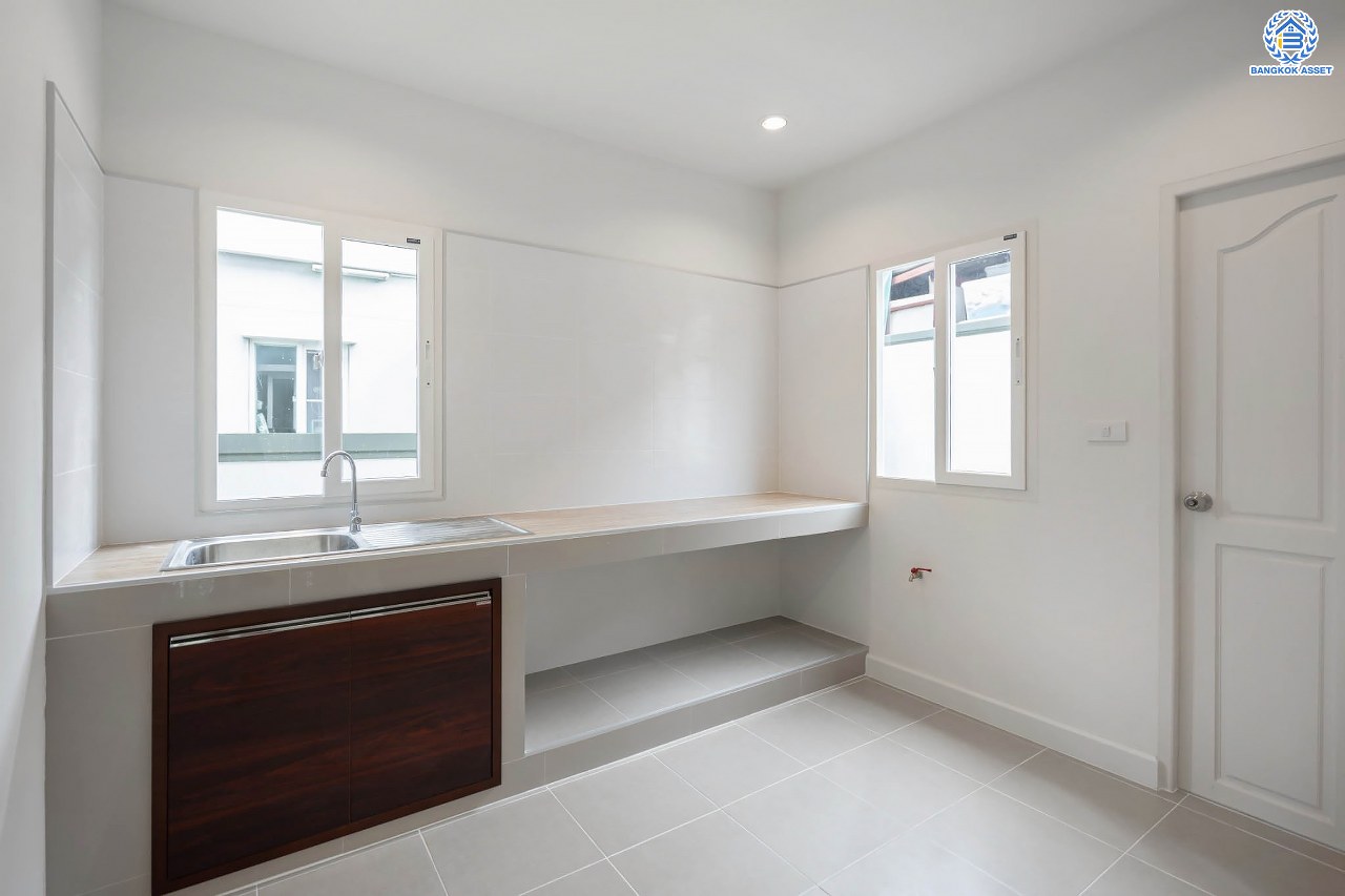 บ้านมือสองตกแต่งใหม่ ม.พฤกษาวิลเลจ11 ท่าอิฐ เนื้อที่ 52.5 ตร.ว. ฟังก์ชันพร้อม 3 ห้องนอน 2 ห้องน้ำ 1 ห้องอเนกประสงค์ จอดรถได้ 1 คัน บนทำเลศักยภาพ เข้า-ออกได้ทั้ง ถนนรัตนาธิเบศร์ และถนนราชพฤกษ์ ใกล้รถไฟฟ้าสายสีม่วง "สถานีบางรักน้อยท่าอิฐ"